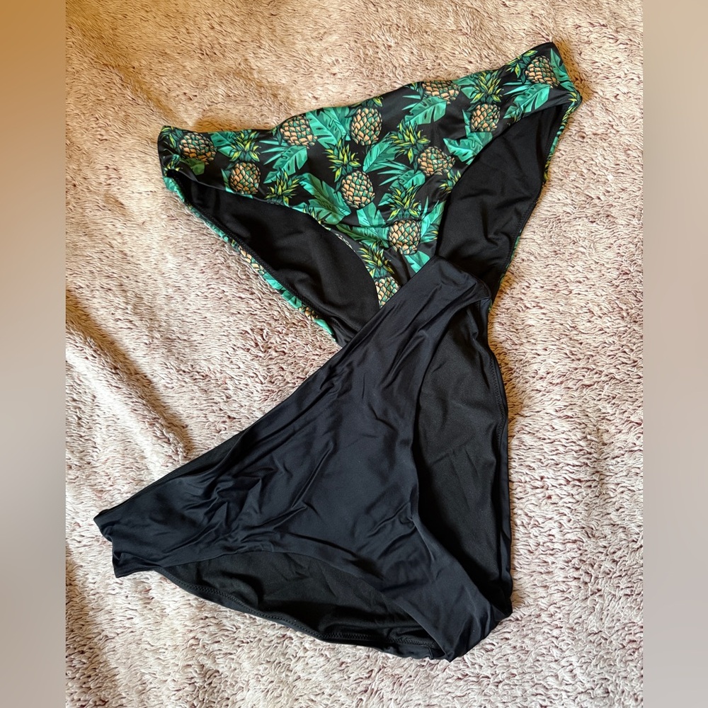 MeUndies Black Bikini Bottoms with Tropical Accent
